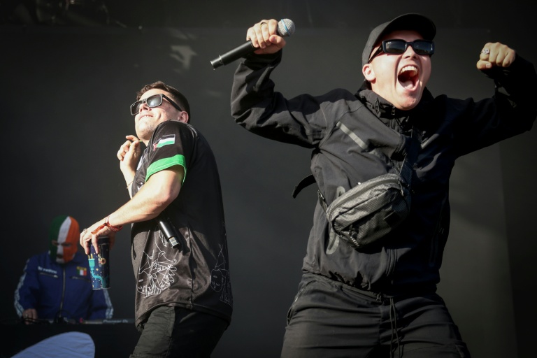 Les rappeurs Naoise O Caireallain (C) et Liam O'Hanna (d), également connu sous le nom de Mo Chara, du trio nord-irlandais Kneecap, sur la scène du festival Rock en Seine à Saint-Cloud, près de Paris, le 24 août 2025