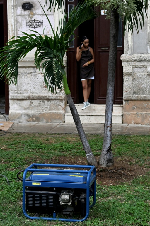 Un groupe électrogène pendant une coupure de courant à La Havane, le 3 décembre 2025
