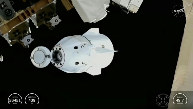 Capture d'écran d'une vidéo de la Nasa montrant la capsule Dragon de SpaceX se quittant la Station spatiale internationale (ISS), le 14 janvier 2026