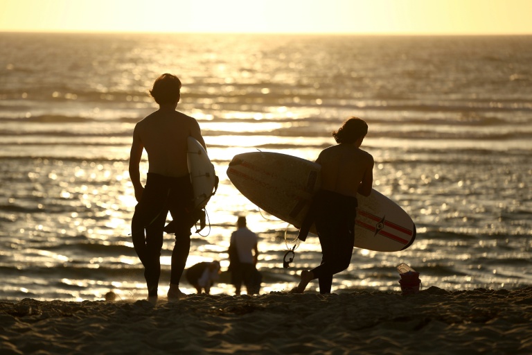 Des surfeurs sur la plage du Porge, en Gironde, le 7 août 2026