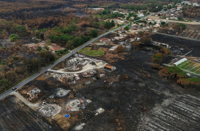 Vue aérienne de propriétés détruites par les incendies de l'été au Porge, en Gironde, le 6 août 2026