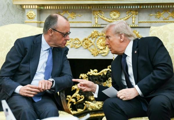 Le président américain Donald Trump (droite) s'entretient avec le chancelier allemand Friedrich Merz, le 3 mars 2026 à Washington