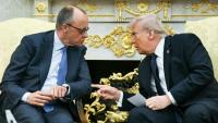 Le président américain Donald Trump (droite) s'entretient avec le chancelier allemand Friedrich Merz, le 3 mars 2026 à Washington