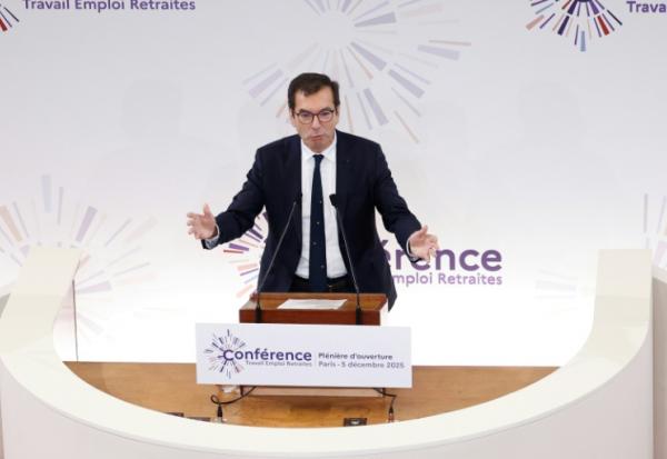 Le ministre du Travail Jean-Pierre Farandou lors de son discours pour l'ouverture de la conférence Travail et retraites à Paris le 5 décembre 2025