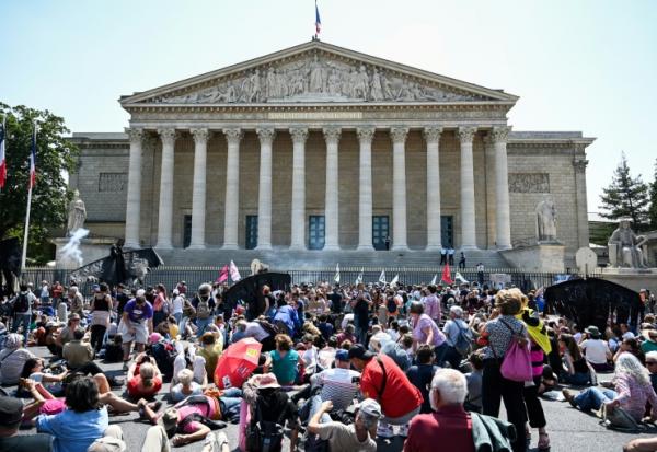 Des manifestants contre la réforme des retraites devant l'Assemblée nationale, le 6 juin 2023 à Paris