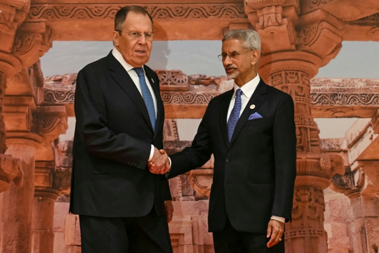 Le ministre indien des Affaires étrangères, Subrahmanyam Jaishankar (à droite), accueille son homologue iranien, Abbas Araghchi, à l'occasion de l'ouverture de la réunion des ministres des Affaires étrangères des BRICS à New Delhi, le 14 mai 2026