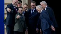 Le président ukrainien Volodymyr Zelensky fait un selfie, entouré du Premier ministre letton Andris Kulbergs, du président finlandais Alexander Stubb, du Premier ministre estonien Kristen Michal, du Premier ministre norvégien Jonas Gahr Store et du président lituanien Gitanas Nauseda (de gauche à droite), à Kiev le 23 août 2026