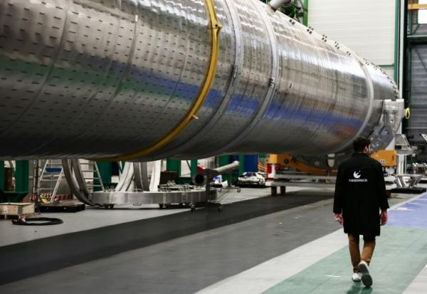 Le prototype du premier étage réutilisable de la future fusée de la start-up française MaiaSpace dans son atelier à Vernon, dans l'Eure, le 2 décembre 2025