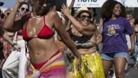 Des fans de la chanteuse colombienne Shakira apprennent la chorégraphie de sa chanson "Waka Waka (This Time for Africa)" sur la promenade de Copacabana, devant la scène où elle se produira à Rio de Janeiro, au Brésil, le 26 avril 2026