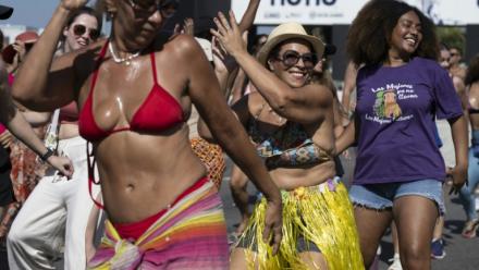 Des fans de la chanteuse colombienne Shakira apprennent la chorégraphie de sa chanson "Waka Waka (This Time for Africa)" sur la promenade de Copacabana, devant la scène où elle se produira à Rio de Janeiro, au Brésil, le 26 avril 2026