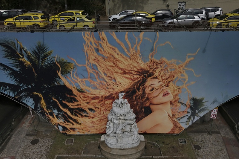 Vue aérienne d'une affiche publicitaire pour le concert de la chanteuse colombienne Shakira, près de la plage de Copacabana à Rio de Janeiro, au Brésil, le 30 avril 2026