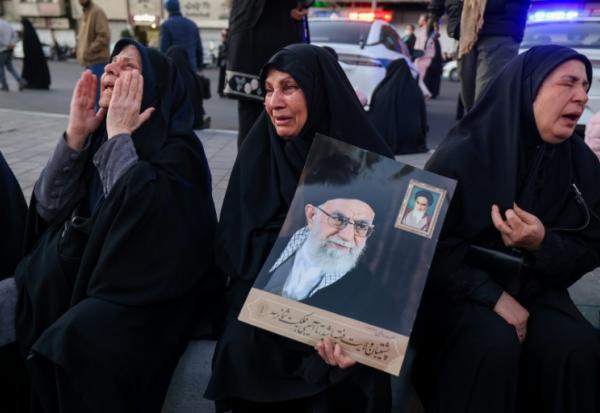 Des femmes pleurent la mort du guide suprême iranien Ali Khamenei, tué dans une opération militaire américano-israélienne, le 1er mars 2026 à Téhéran