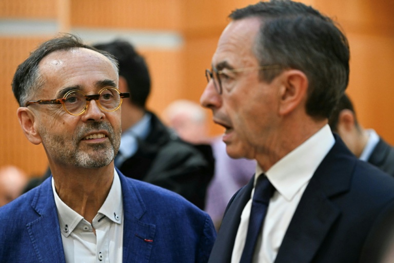 Le maire de Béziers Robert Ménard (d) et le candidat LR à la présidentielle Bruno Retailleau au tribunal correctionnel de Montpellier le 30 septembre 2026