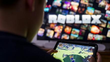 Longtemps catalogué comme une expérience simpliste réservée aux enfants, "Roblox" est devenu en deux décennies l'un des plus gros jeux vidéo au monde, réunissant chaque jour près de 150 millions de joueurs 