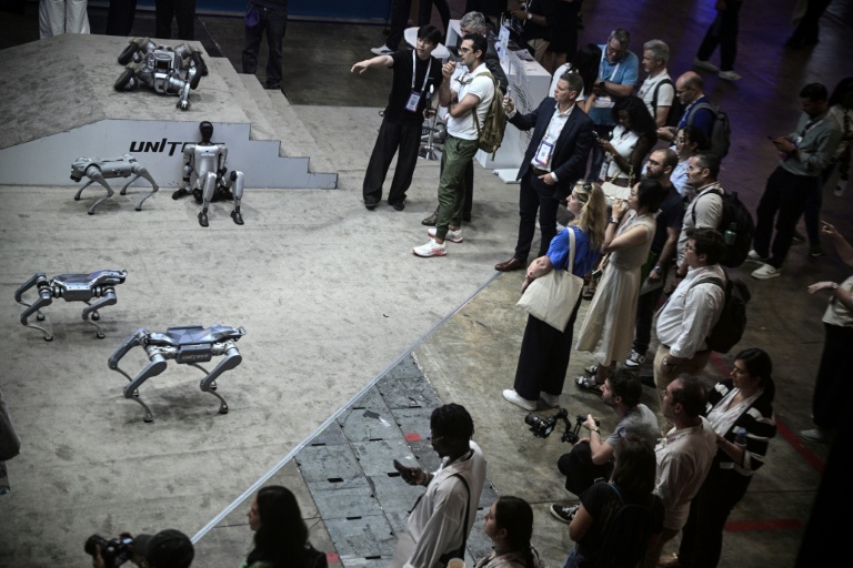 Des visiteurs observent les robots de la société Unitree Robotics lors du salon VivaTech, le 17 juin 2026 à Paris