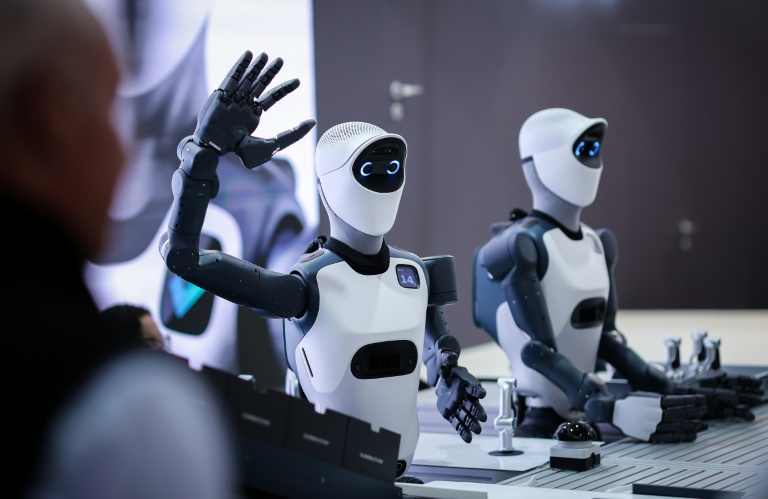 Des robots humanoïdes sur le stand d'Agile Robots à la foire industrielle d'Hanovre, 20 avril 2026 dans le nord de l'Allemagne