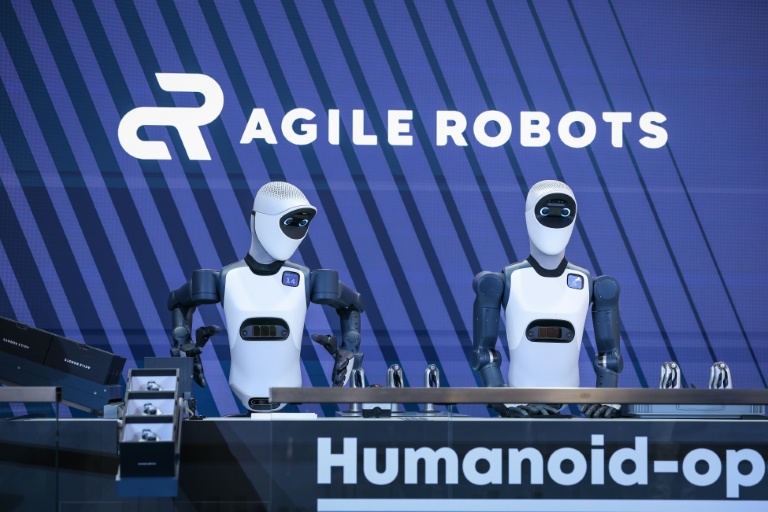 Des robots humanoïdes sur le stand d'Agile Robots SE lors de la foire industrielle d'Hanovre, le 20 avril 2026 dans le nord de l'Allemagne