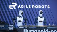 Des robots humanoïdes sur le stand d'Agile Robots SE lors de la foire industrielle d'Hanovre, le 20 avril 2026 dans le nord de l'Allemagne