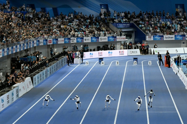 Des robots s'affrontent lors d'une épreuve des 2e Jeux mondiaux des robots humanoïdes, le 26 août 2026 à Pékin