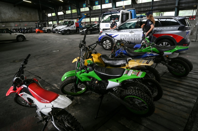 Des policiers se tiennent près de motos saisies après des rodéos urbains, le 13 juillet 2021 à Lyon 