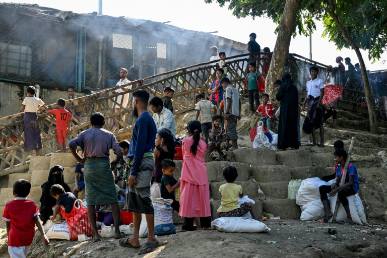 Des réfugiés rohingyas attendant devant un centre de distribution après avoir reçu des secours humanitaires au camp de réfugiés de Kutupalong, à Cox's Bazar au Bangladesh, le 20 décembre 2025