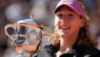 La Russe Mirra Andreeva brandit le trophée de Roland-Garros, le 6 juin 2026