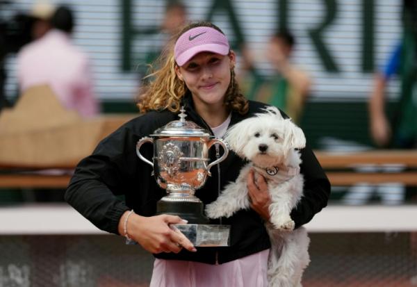 La Russe Mirra Andreeva pose avec son trophée de Roland-Garros et son chien, le 6 juin 2026