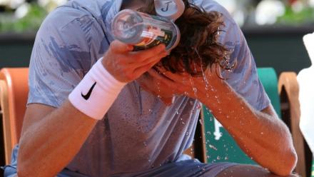 Jannik Sinner, N.1 mondial, pendant un changement de côté au 2e tour de Roland-Garros le 28 mai 2026 à Paris