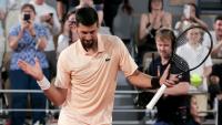 Le bonheur du Serbe Novak Djokovic après sa victoire sur le Français Giovanni Mpetshi Perricard au 1er tour de Roland-Garros le 24 mai 2026 à Paris