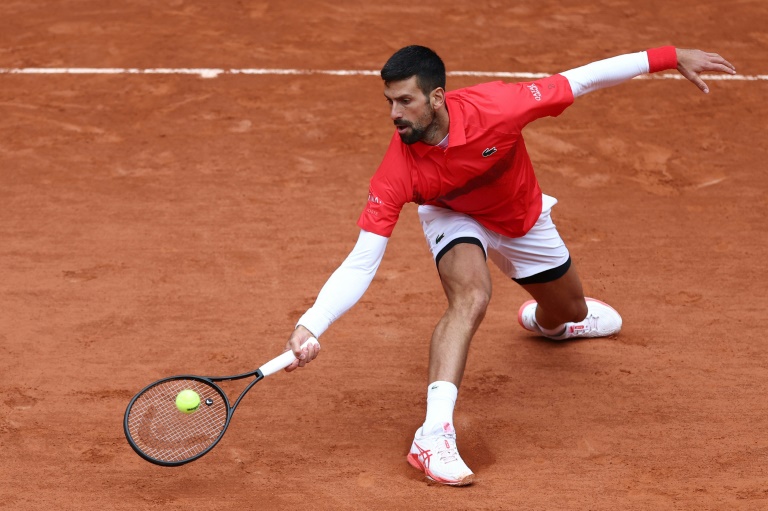 Le N.6 mondial Novak Djokovic au 1er tour de Roland-Garros contre l'Américain Mackenzie Mcdonald sur le court Philippe-Chatrier le 27 mai 2025 à Paris