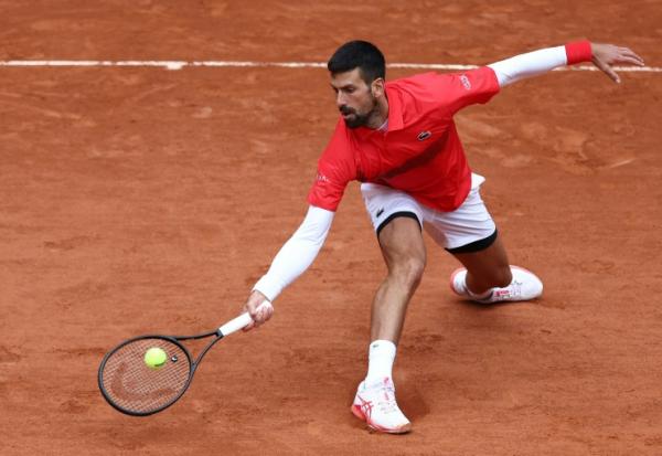 Le N.6 mondial Novak Djokovic au 1er tour de Roland-Garros contre l'Américain Mackenzie Mcdonald sur le court Philippe-Chatrier le 27 mai 2025 à Paris