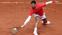 Le N.6 mondial Novak Djokovic au 1er tour de Roland-Garros contre l'Américain Mackenzie Mcdonald sur le court Philippe-Chatrier le 27 mai 2025 à Paris
