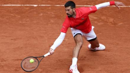 Le N.6 mondial Novak Djokovic au 1er tour de Roland-Garros contre l'Américain Mackenzie Mcdonald sur le court Philippe-Chatrier le 27 mai 2025 à Paris