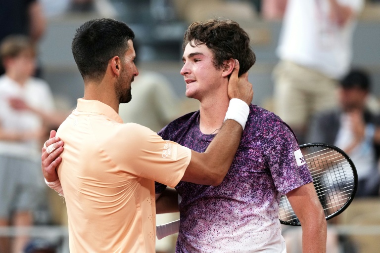 Novak Djokovic salue le Brésilien Joao Fonseca, tombeur du Serbe à Roland-Garros, le 29 mai 2026