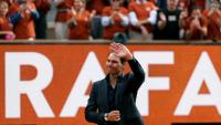 Rafael Nadal salue la foule à Roland-Garros lors d'une cérémonie en son honneur, le 25 mai 2025 à Paris
