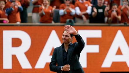 Rafael Nadal salue la foule à Roland-Garros lors d'une cérémonie en son honneur, le 25 mai 2025 à Paris