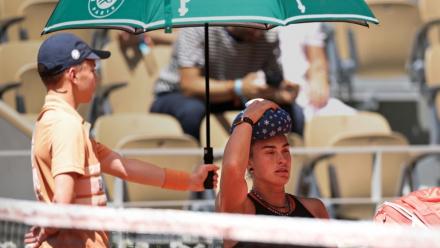 La Bélarusse Aryna Sabalenka entre deux jeux, sous un soleil  de plomb, le 26 mai 2026 à Roland-Garros