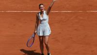 L'Ukrainienne Marta Kostyuk salue le public après sa victoire contre la Russe Oksana Selekhmeteva au premier tour de Roland-Garros le 24 mai 2026 à Paris 