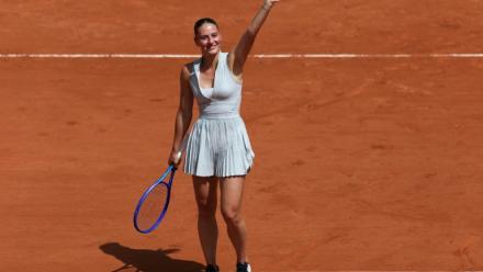 L'Ukrainienne Marta Kostyuk salue le public après sa victoire contre la Russe Oksana Selekhmeteva au premier tour de Roland-Garros le 24 mai 2026 à Paris 