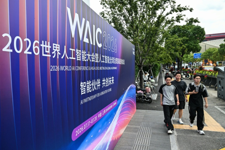 Des passants longent une affiche de la Conférence mondiale sur l'intelligence artificielle (WAIC), le 16 juillet 2026 à Shanghai en Chine