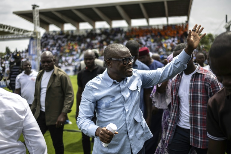 Le candidat à la présidentielle Romuald Wadagni salue ses soutiens, le 8 avril 2026 à Lokossa, au Bénin