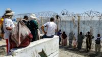 Des proches de migrants ayant traversé illégalement la frontière entre le Maroc et l'enclave espagnole de Ceuta attendent de leurs nouvelles, dans la ville marocaine de Fnideq le 2 août 2026