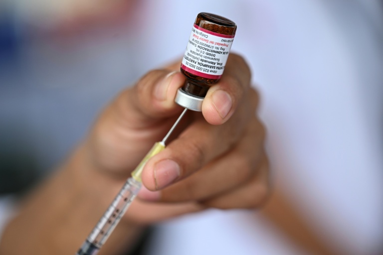 Préparation d'une dose de vaccin contre la rougeole, lors d'une campagne de vaccination à Mexico, le 17 septembre 2025