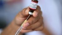 Préparation d'une dose de vaccin contre la rougeole, lors d'une campagne de vaccination à Mexico, le 17 septembre 2025