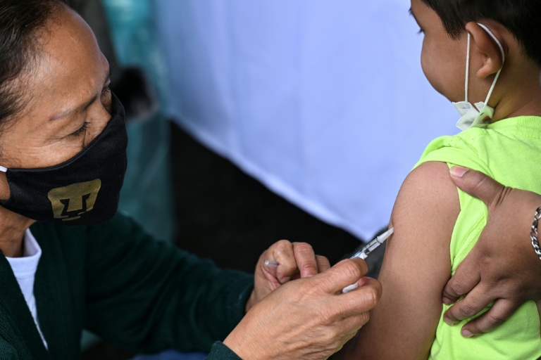 Une infirmière vaccine un enfant contre la rougeole lors d'une campagne de vaccination à Surabaya, en Indonésie, le 15 septembre 2025 