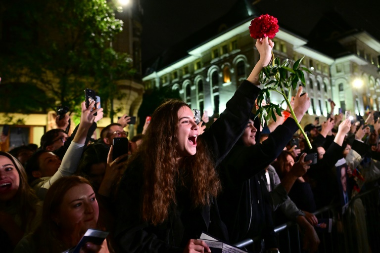 Des supporteurs du maire de Bucarest Nicusor Dan fêtent sa victoire à la présidentielle, le 18 mai 2025 à Bucarest
