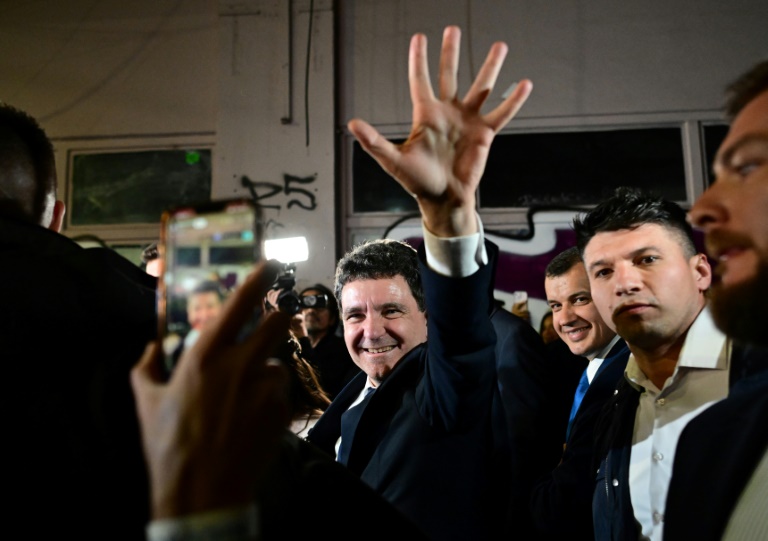 Le maire de Bucarest Nicusor Dan salue ses supporters après sa victoire à la présidentielle roumaine, le 18 mai 2025 à Bucarest