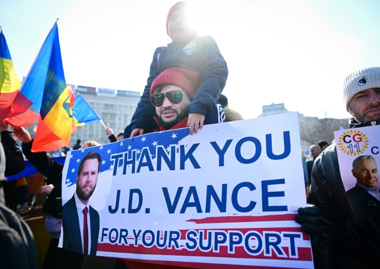 Un manifestant remercie le vice-président américain JD Vance pour son soutien après l'annulation du scrutin roumain de novembre, le 22 février 2025 à Bucarest