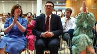 Andy Burnham sourit aux côtés de son épouse Marie-France van Heel, alors qu'il est confirmé comme nouveau leader du parti travailliste et prochain Premier ministre britannique, à Londres le 17 juillet 2026