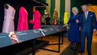 Le roi Charles III et la reine Camilla admirent des tenues portées par la défunte reine Elizabeth II, dans le cadre de la nouvelle exposition du Royal Collection Trust "La reine Elizabeth II : sa vie avec style", présentée à la King's Gallery du palais de Buckingham à Londres, le 20 avril 2026